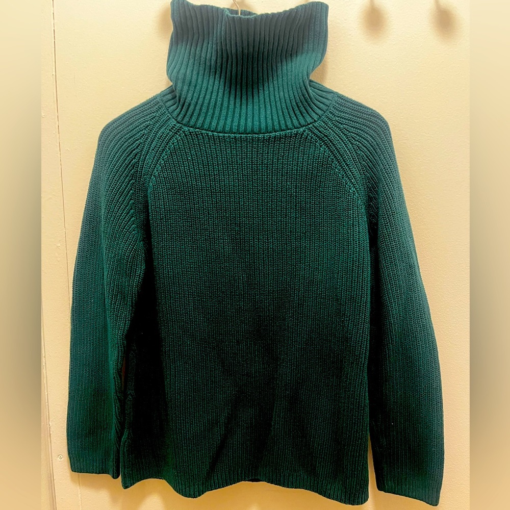 A green turtleneck sweater💚 No returns, no exchange, FINAL SALE!